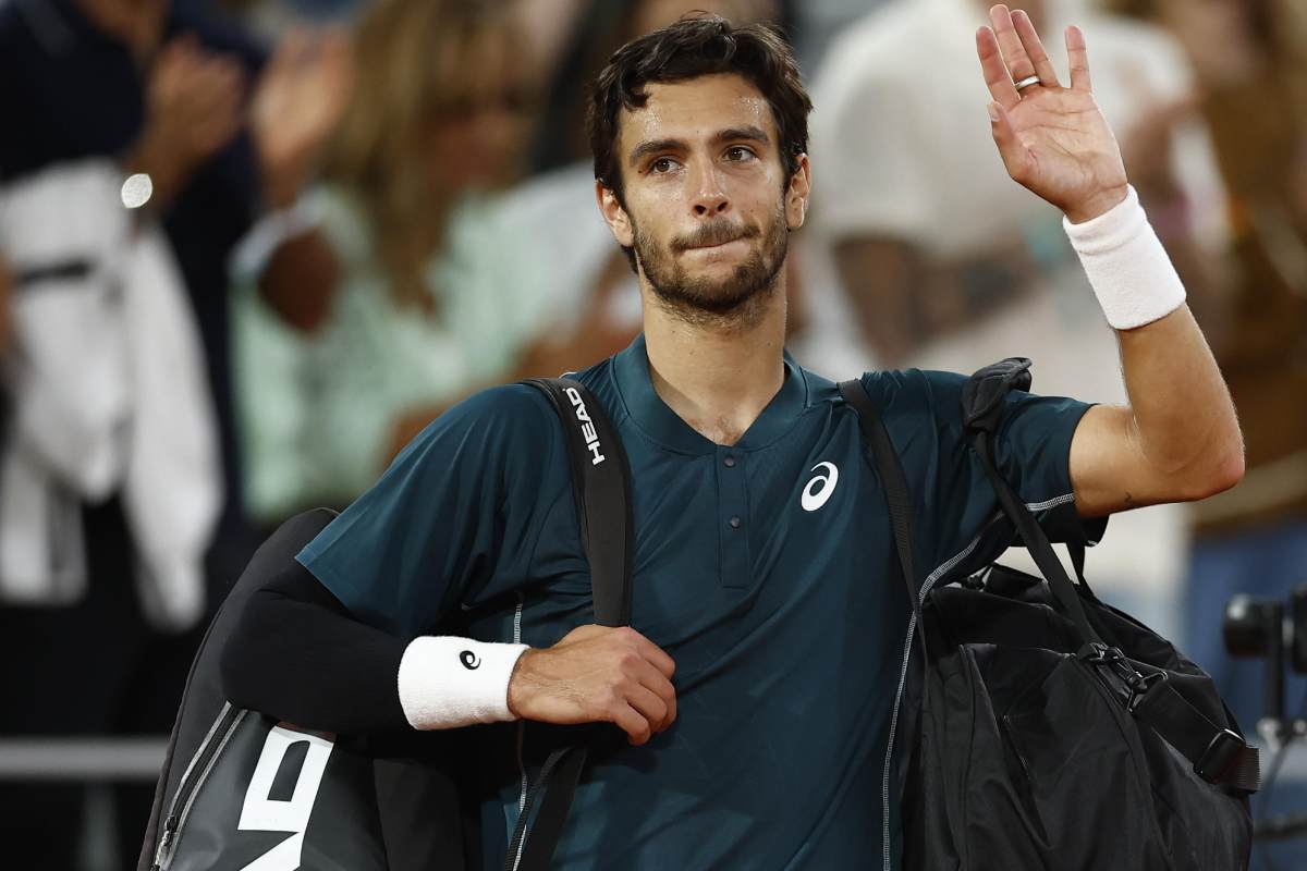 Musetti saluta il pubblico del Roland Garros