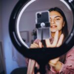 Donna che prepara il set per una diretta social