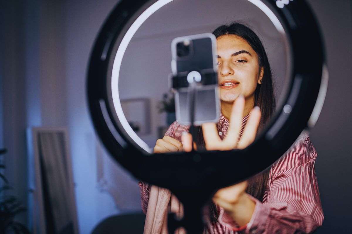 Donna che prepara il set per una diretta social