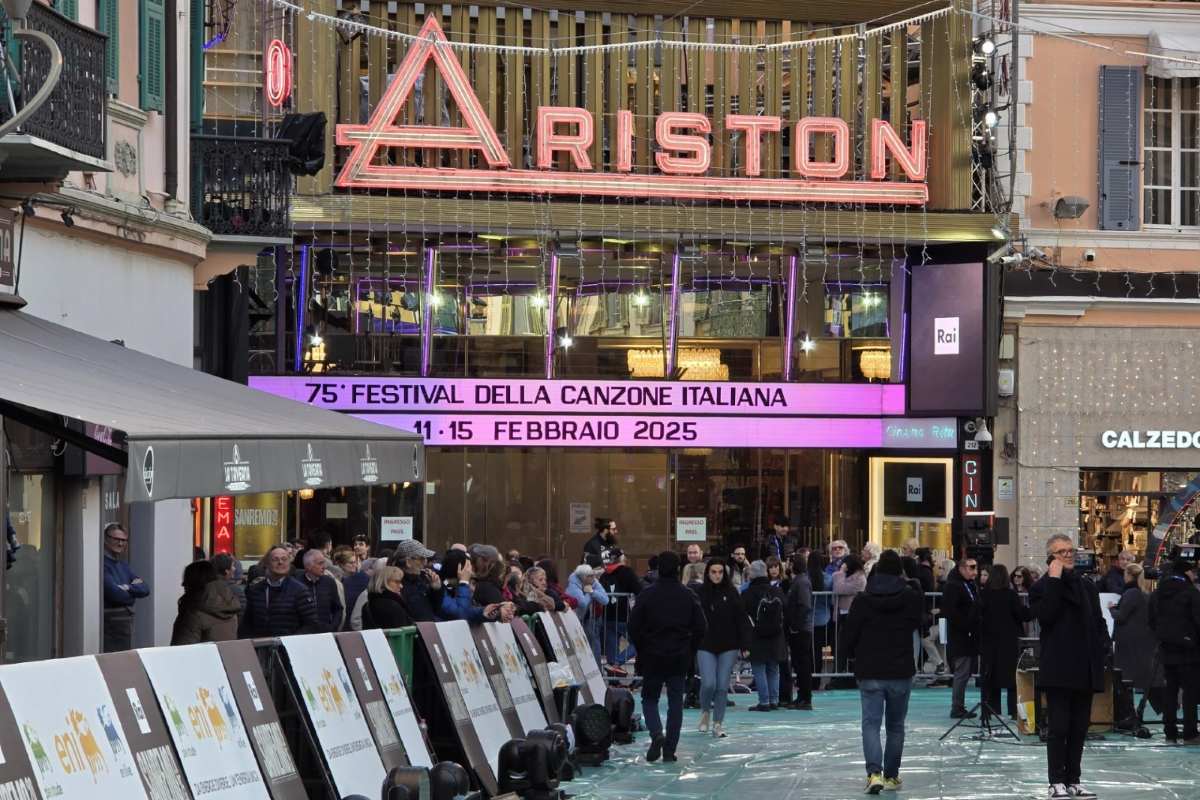 il teatro ariston da fuori