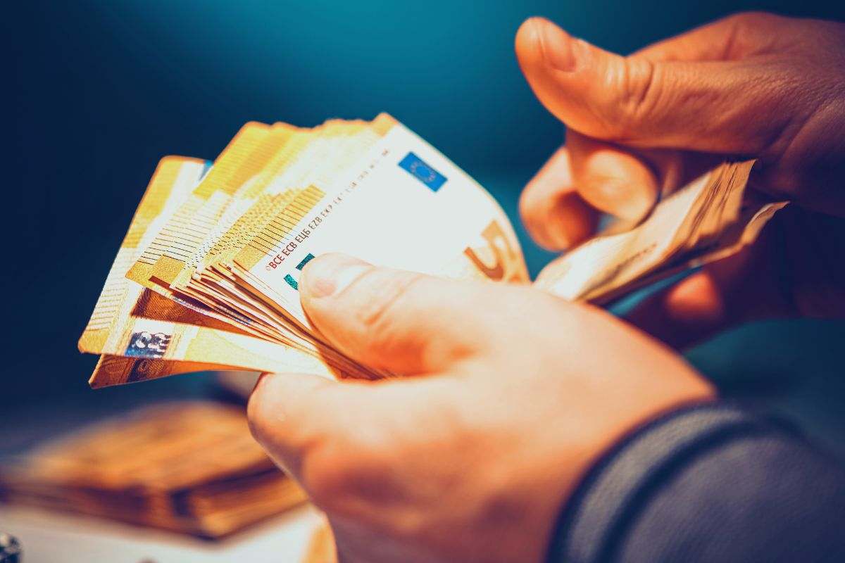 persona conta soldi