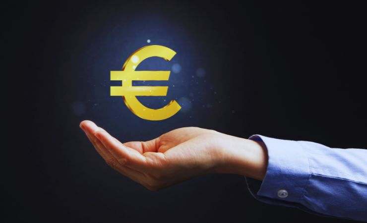 mano con sopra simbolo dell'euro