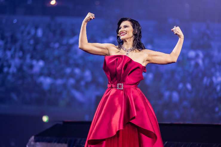 laura pausini bel vestito rosso
