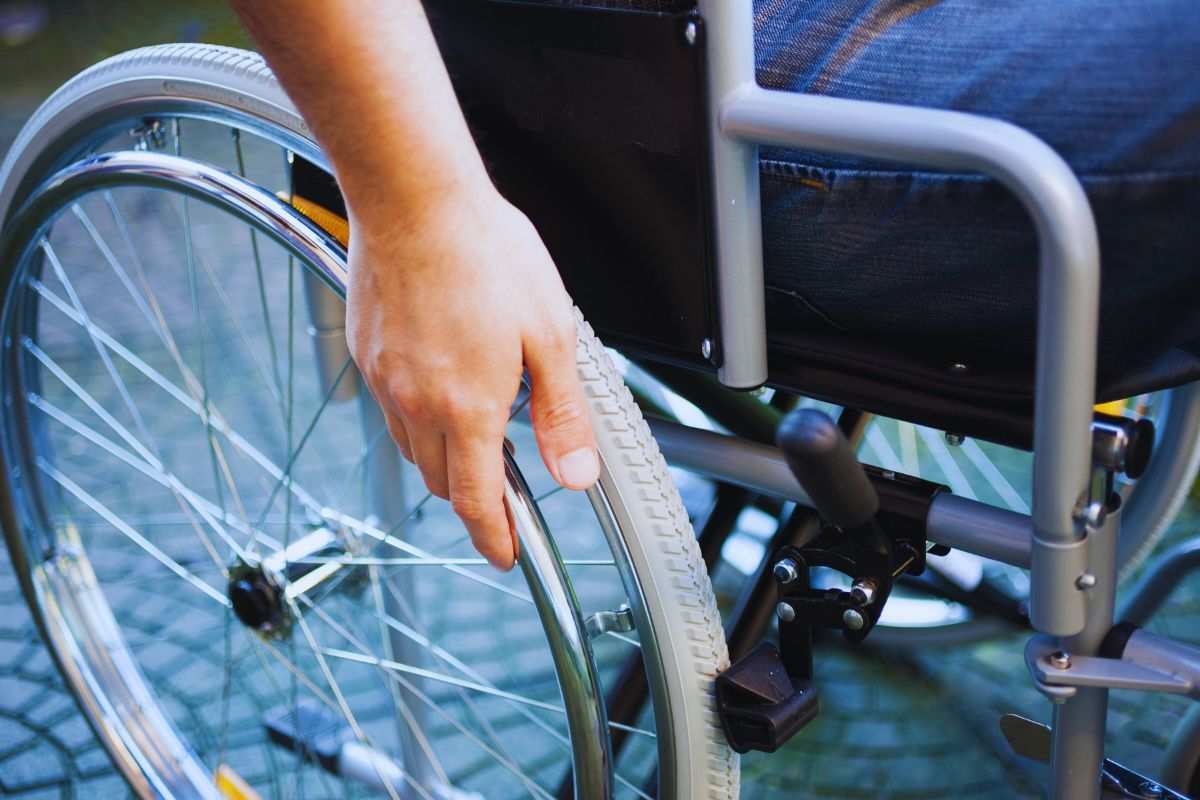 ragazzo sulla sedia a rotelle