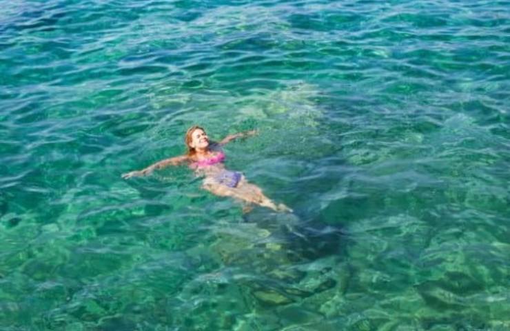 Donna si rilassa in acqua 