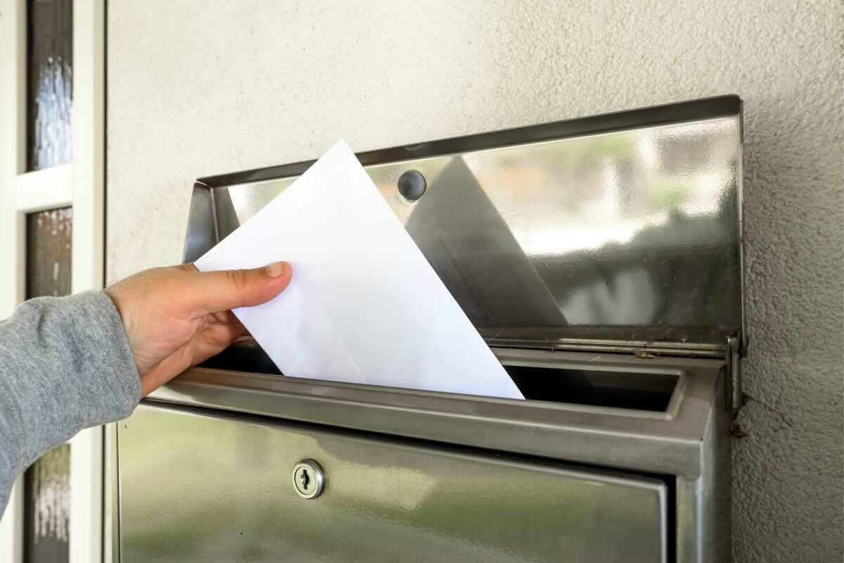 Prendere lettera dalla cassetta della posta