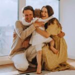 Famiglia sorridente che si abbraccia