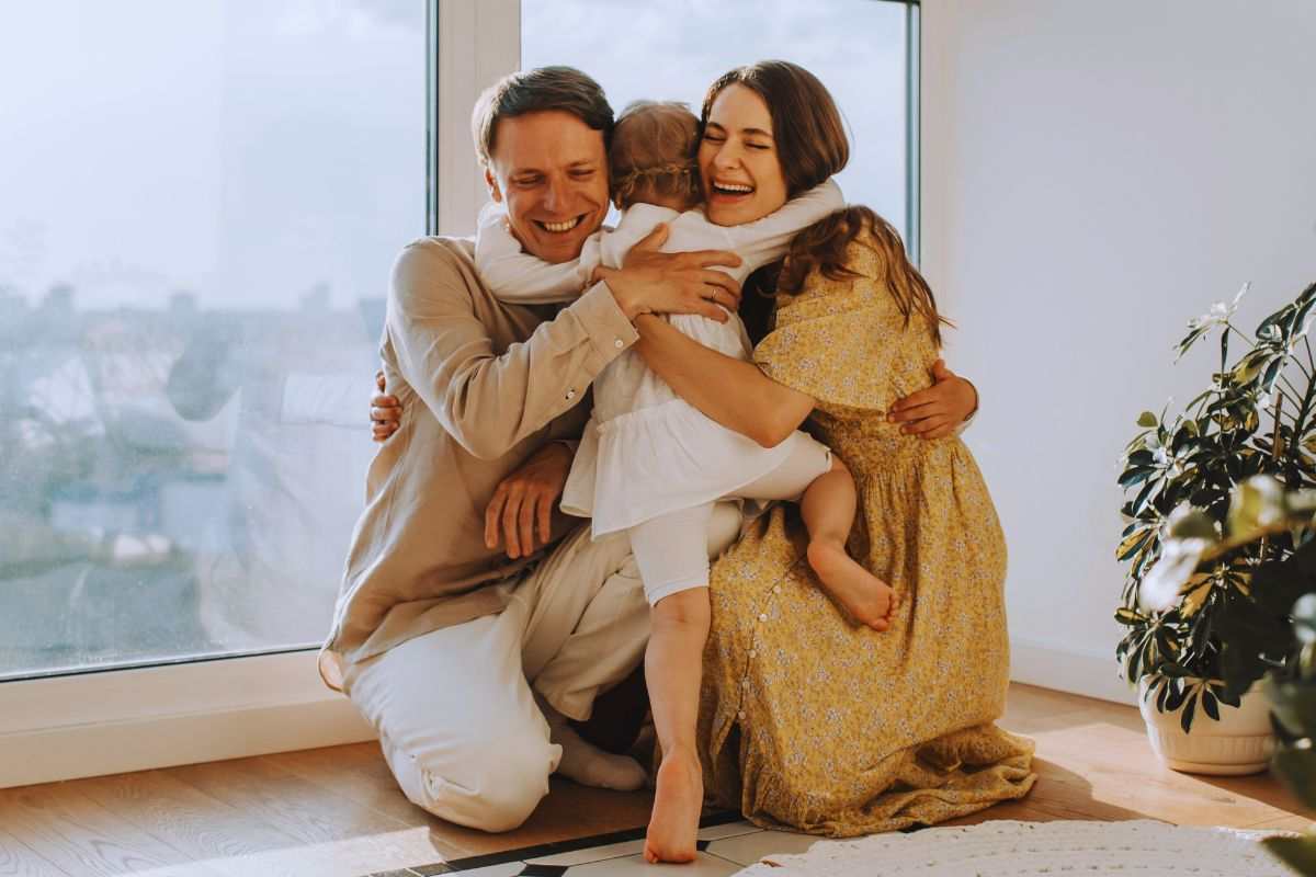 Famiglia sorridente che si abbraccia