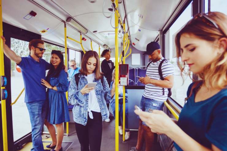 Ragazzi che viaggiano sull'autobus
