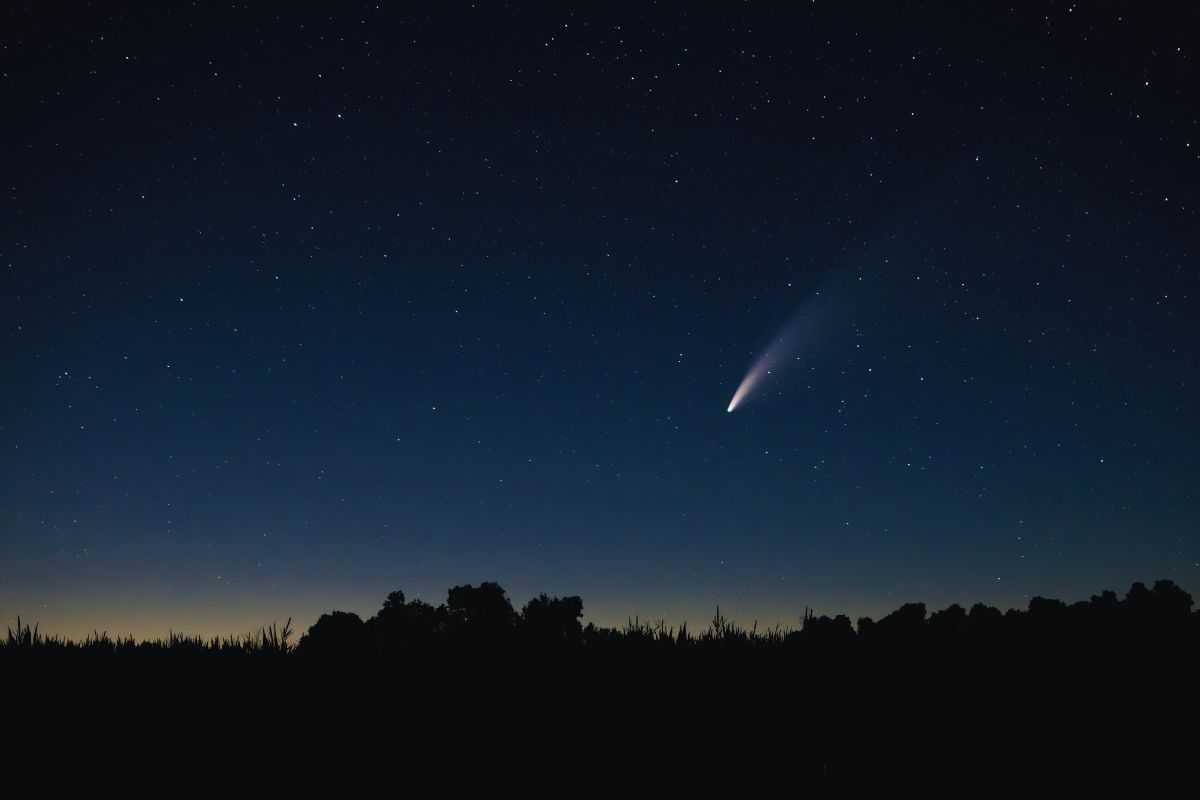 Stella cadente si mostra nel cielo notturno