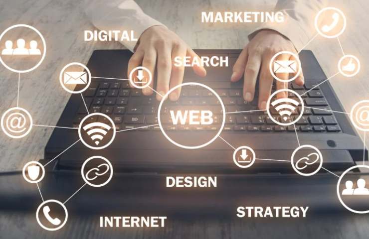 Persona scrive sulla tastiera evidenziando le più svariate connessioni con il dark web