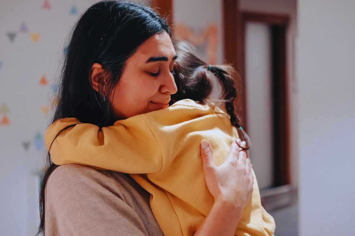 Mamma e figlia abbracciate