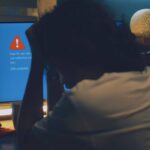 Uomo disperato per malfunzionamento PC