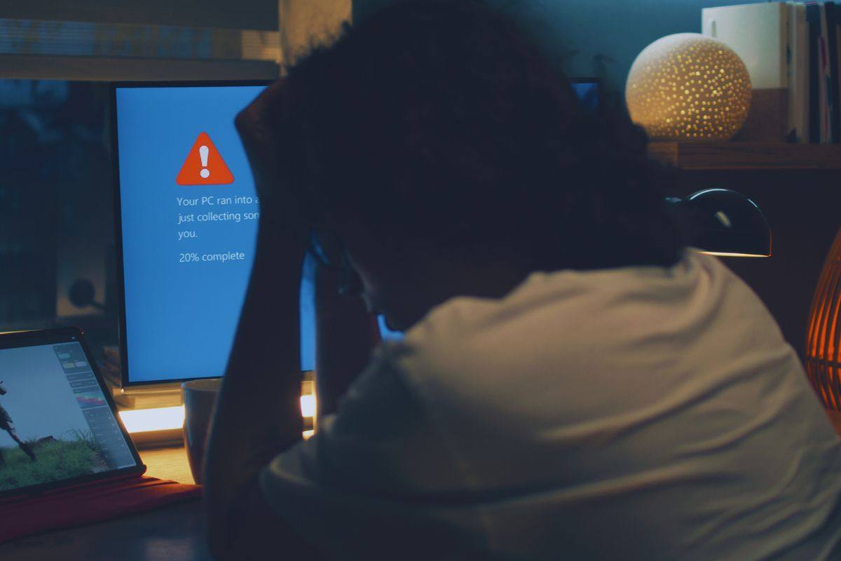 Uomo disperato per malfunzionamento PC