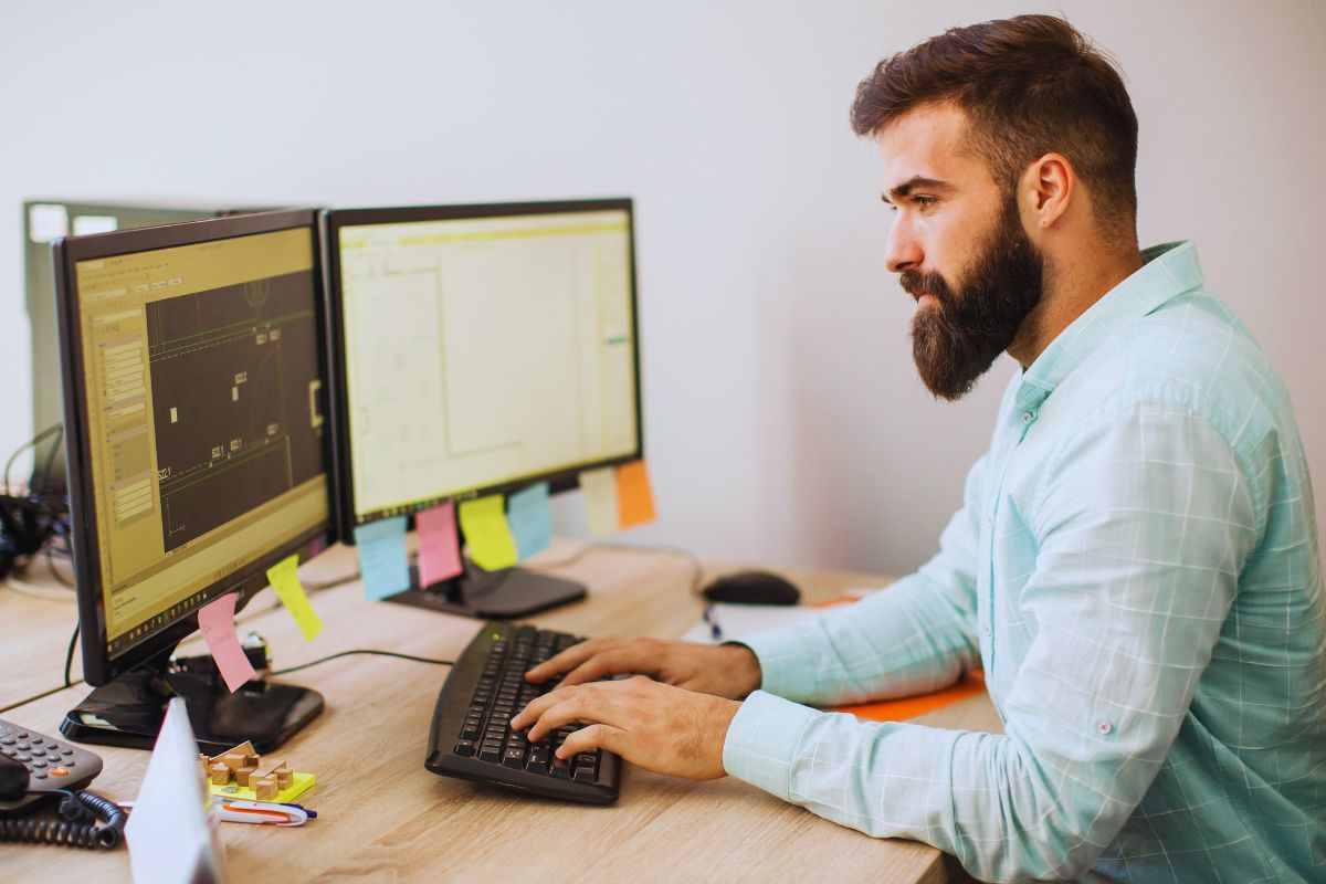 Uomo che utilizza PC