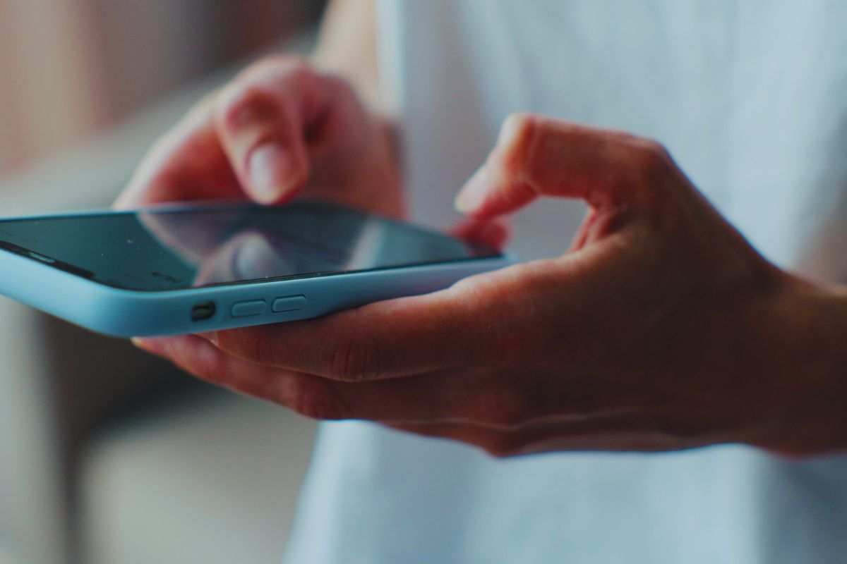 persona che chatta con smartphone