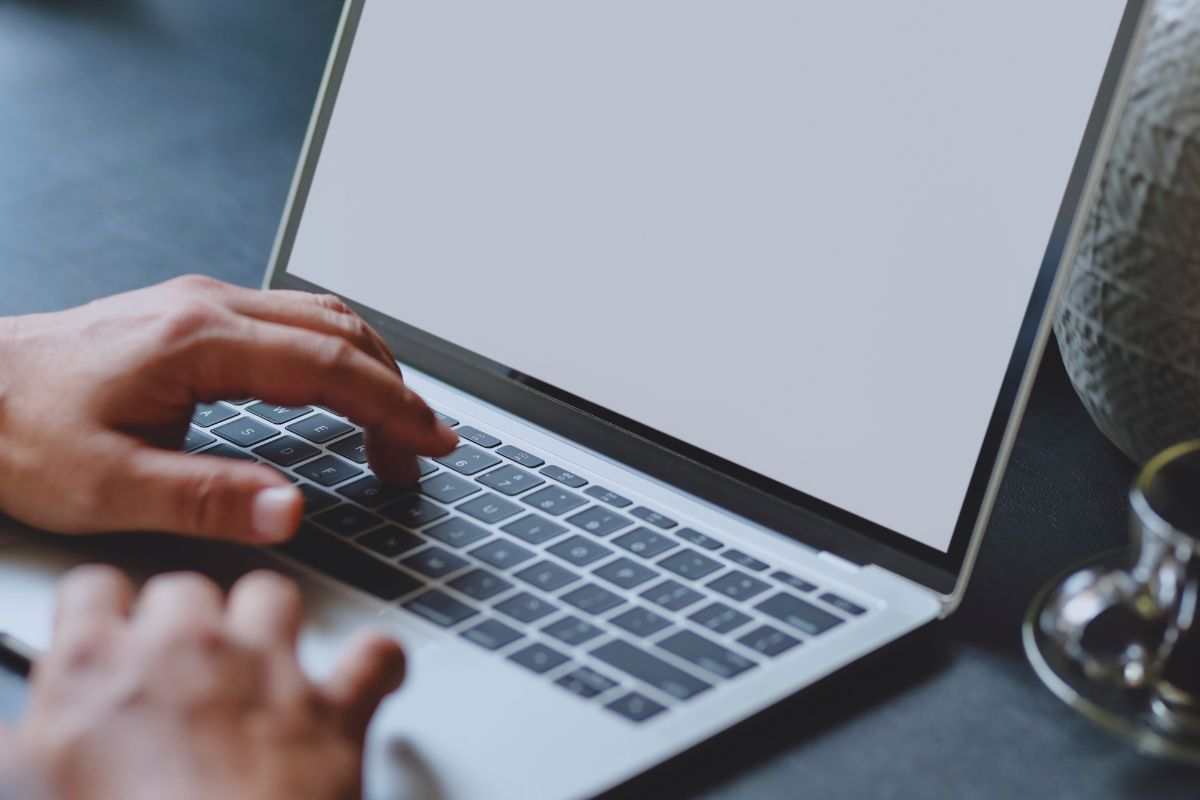 persona che utilizza un laptop