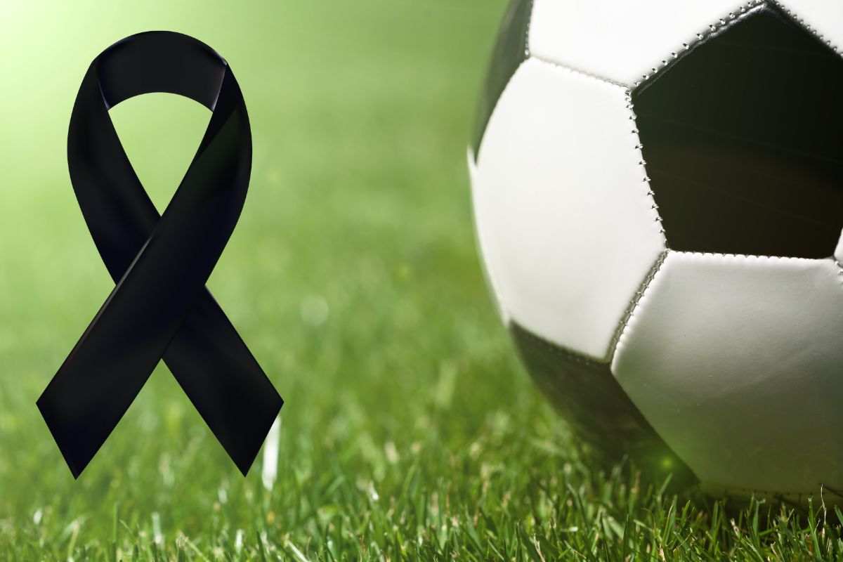 Pallone da calcio e fiocco da lutto