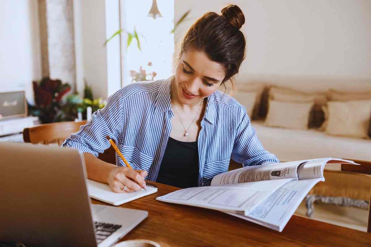 Studentessa che fa i compiti