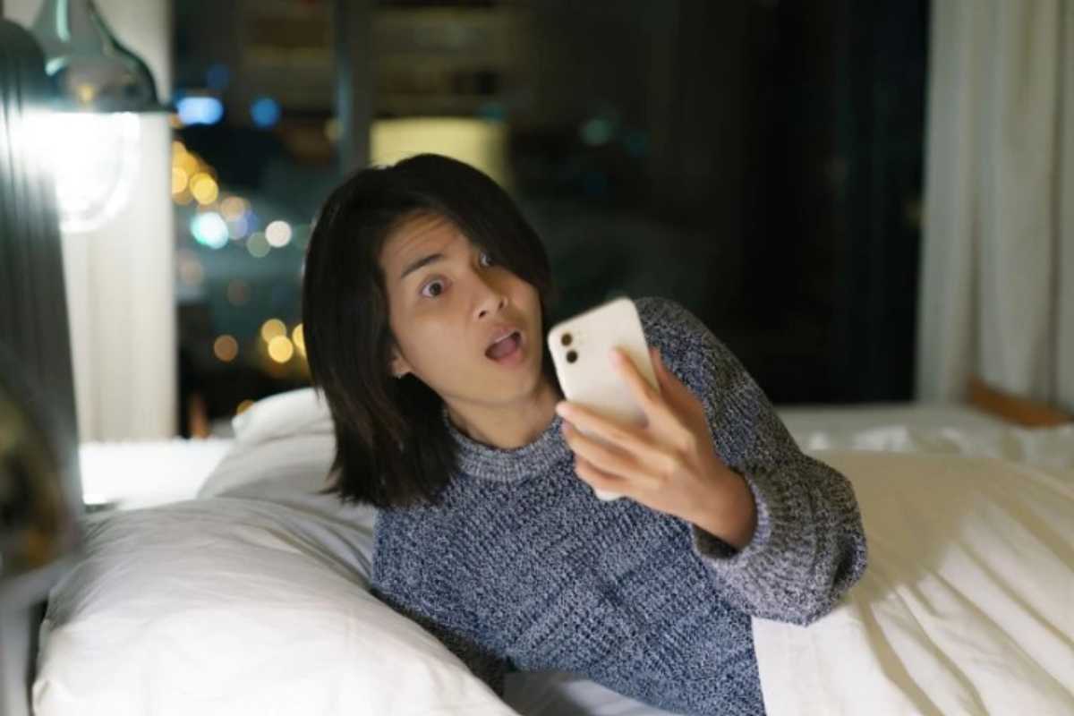 Donna guarda il telefono sconvolta