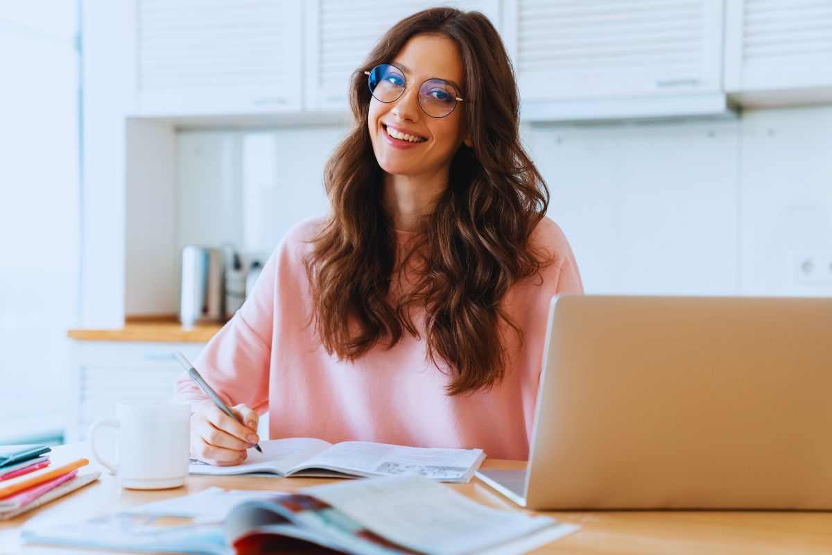 Ragazza sorridente mentre studia