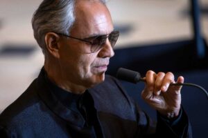 andrea bocelli canta