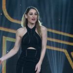 anna tatangelo scende dalle scale