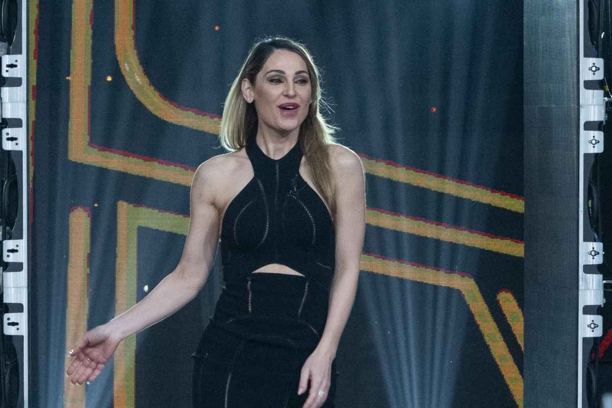 anna tatangelo scende dalle scale