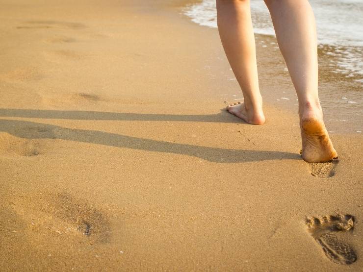 camminare in spiaggia