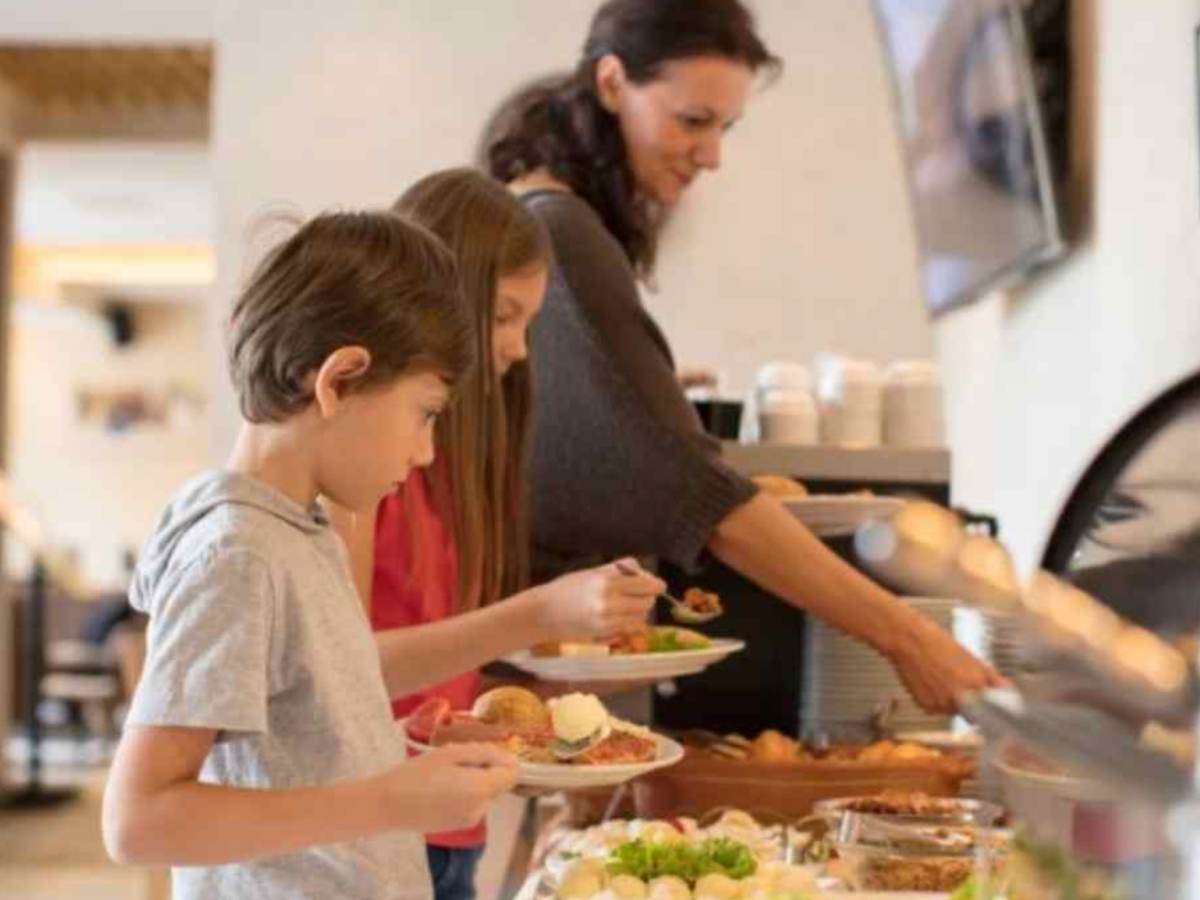 famiglia che fa colazione in albergo