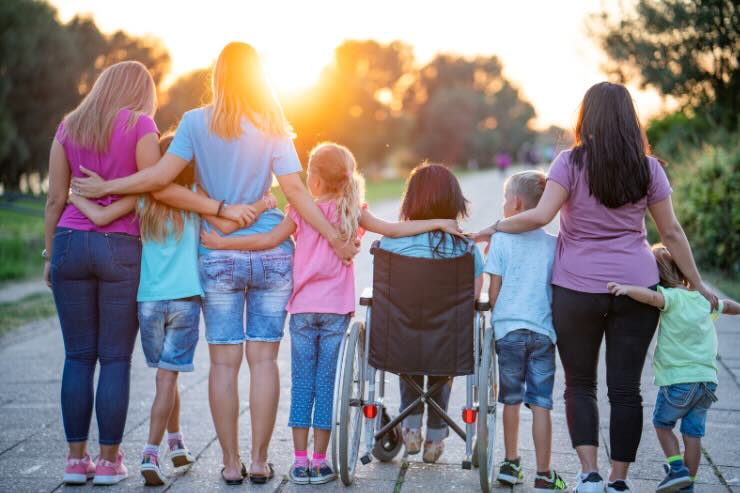 bambini e ragazzi di spalle