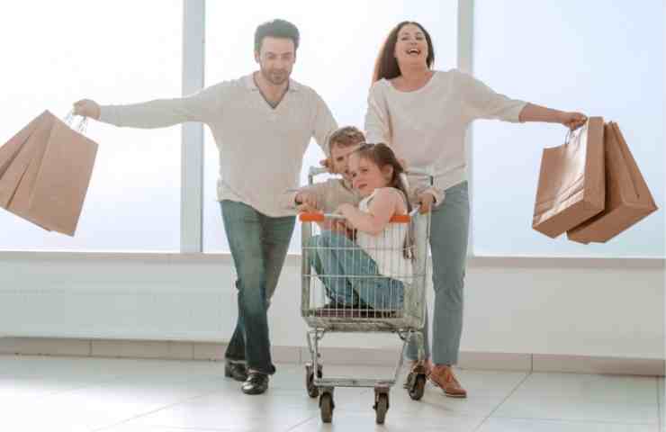 famiglia che fa acquisti