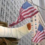 gamba rotta e bandiere usa