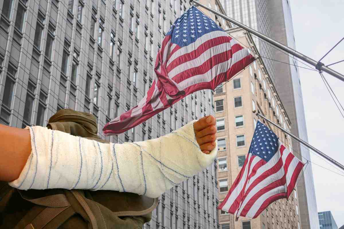 gamba rotta e bandiere usa