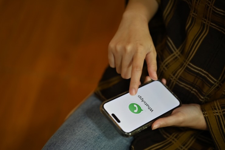 mani con smartphone con whatsapp