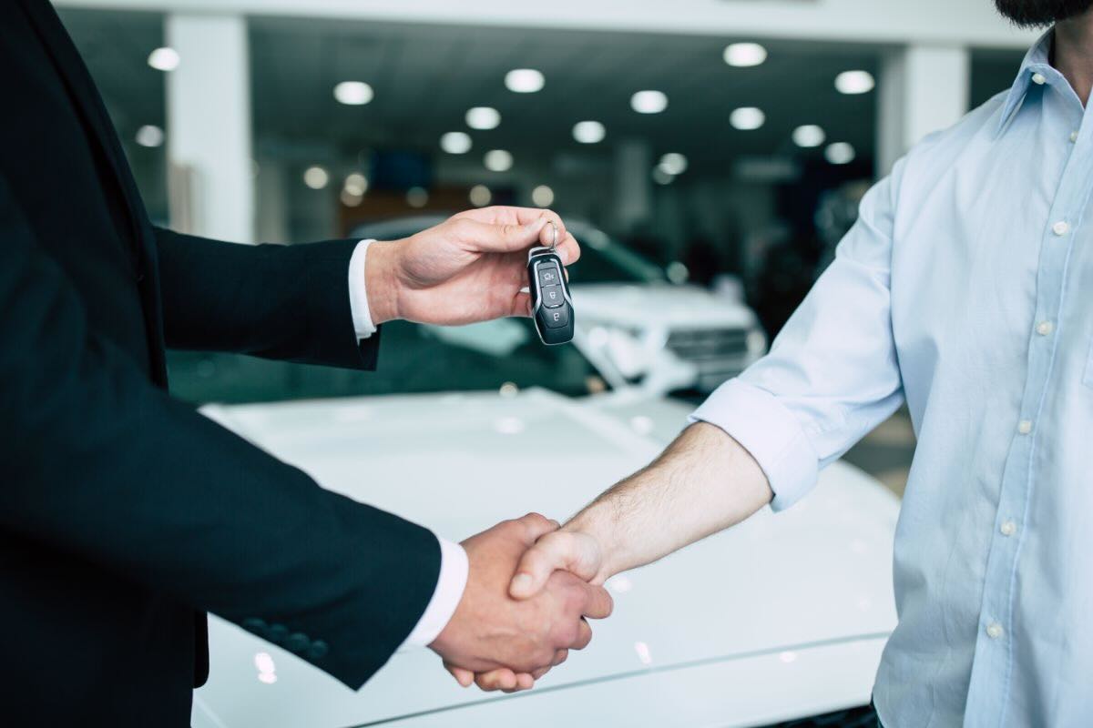 Stringersi la mano, chiavi auto