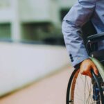 persona sulla sedia a rotelle