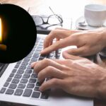 persona alla tastiera e candela luce