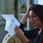 ragazza legge lettera e piange