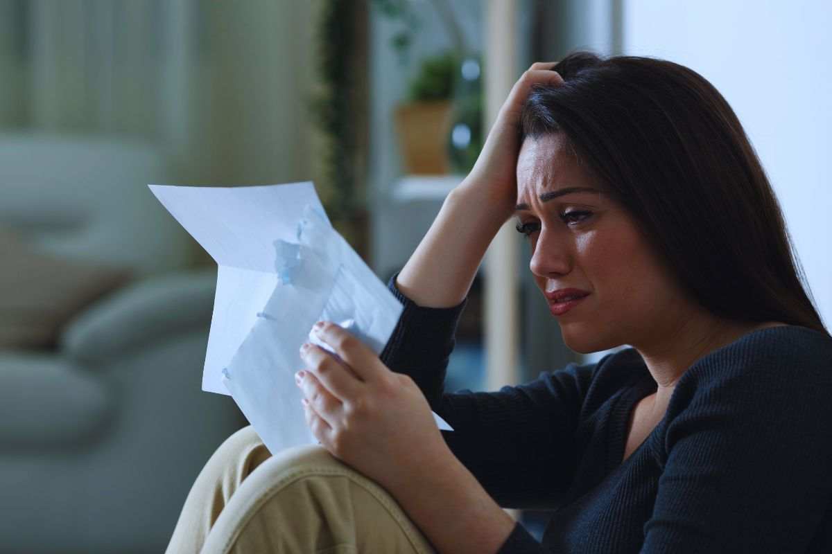 ragazza legge lettera e piange
