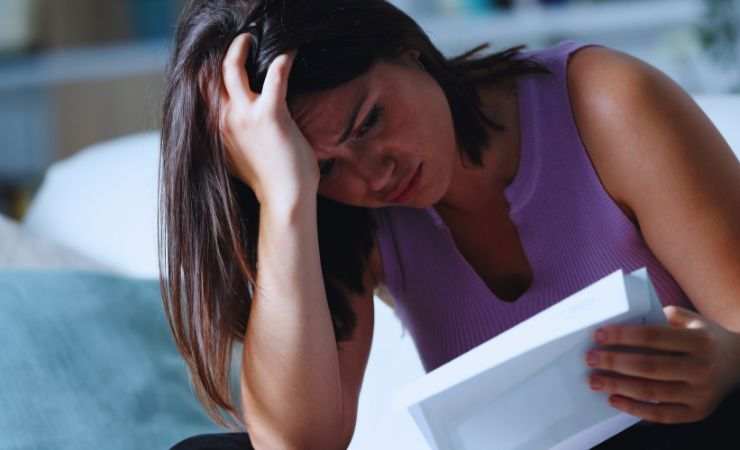 ragazza legge lettera