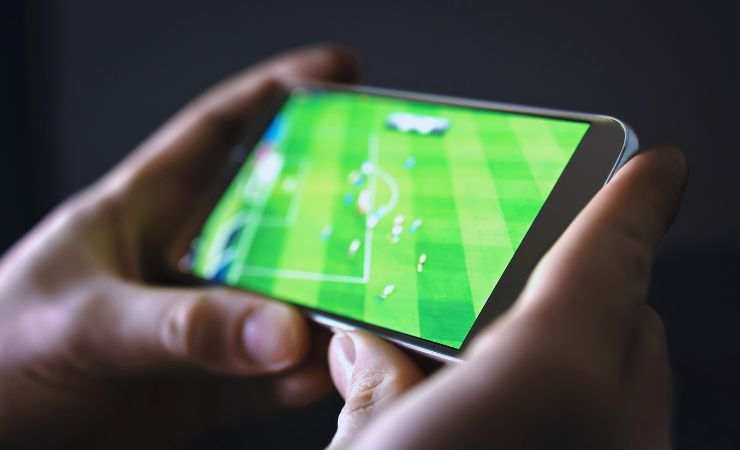 guardare partita allo smartphone