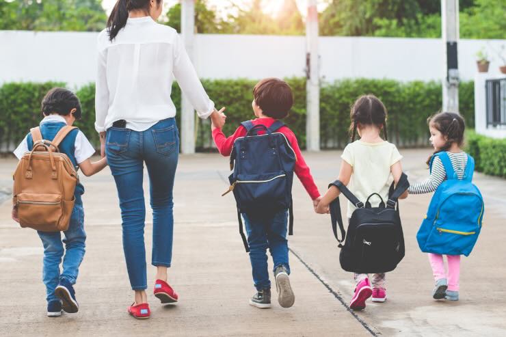 mamma con bambini per mano