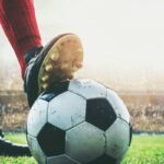 Piede calciatore su palla