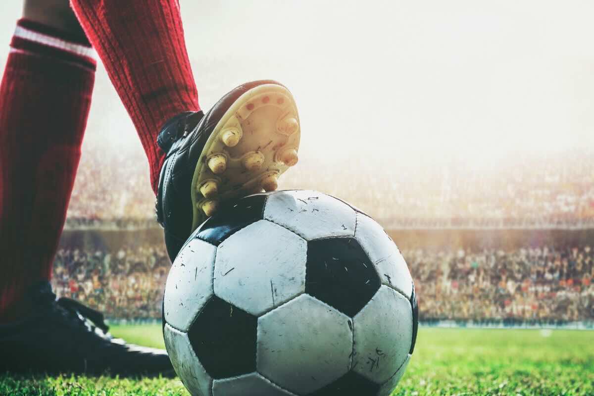 Piede calciatore su palla