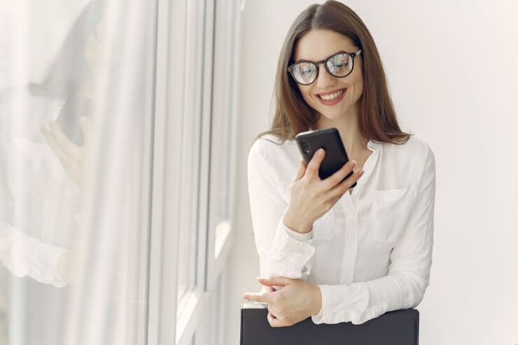Donna usa smartphone