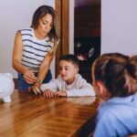 mamma coi bambini, soldi e salvadanaio