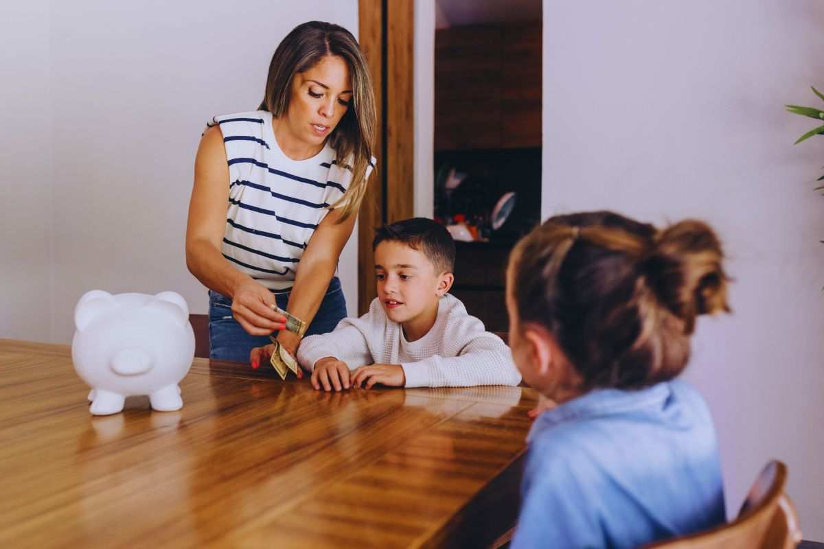 mamma coi bambini, soldi e salvadanaio
