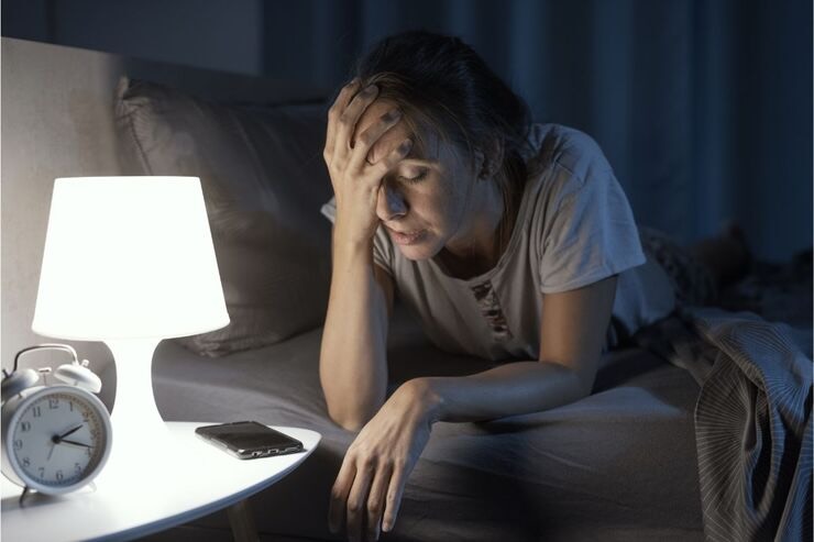 Donna non riesce a dormire nel letto 