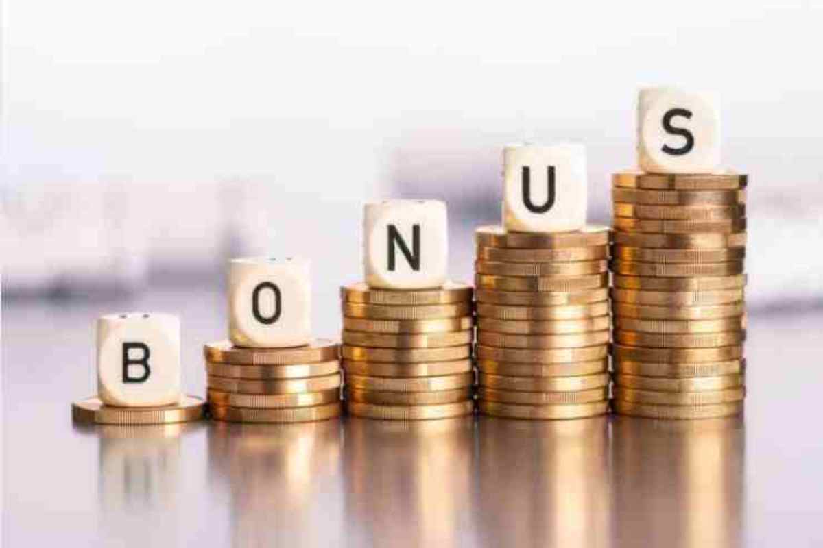scritta bonus su pila di monete